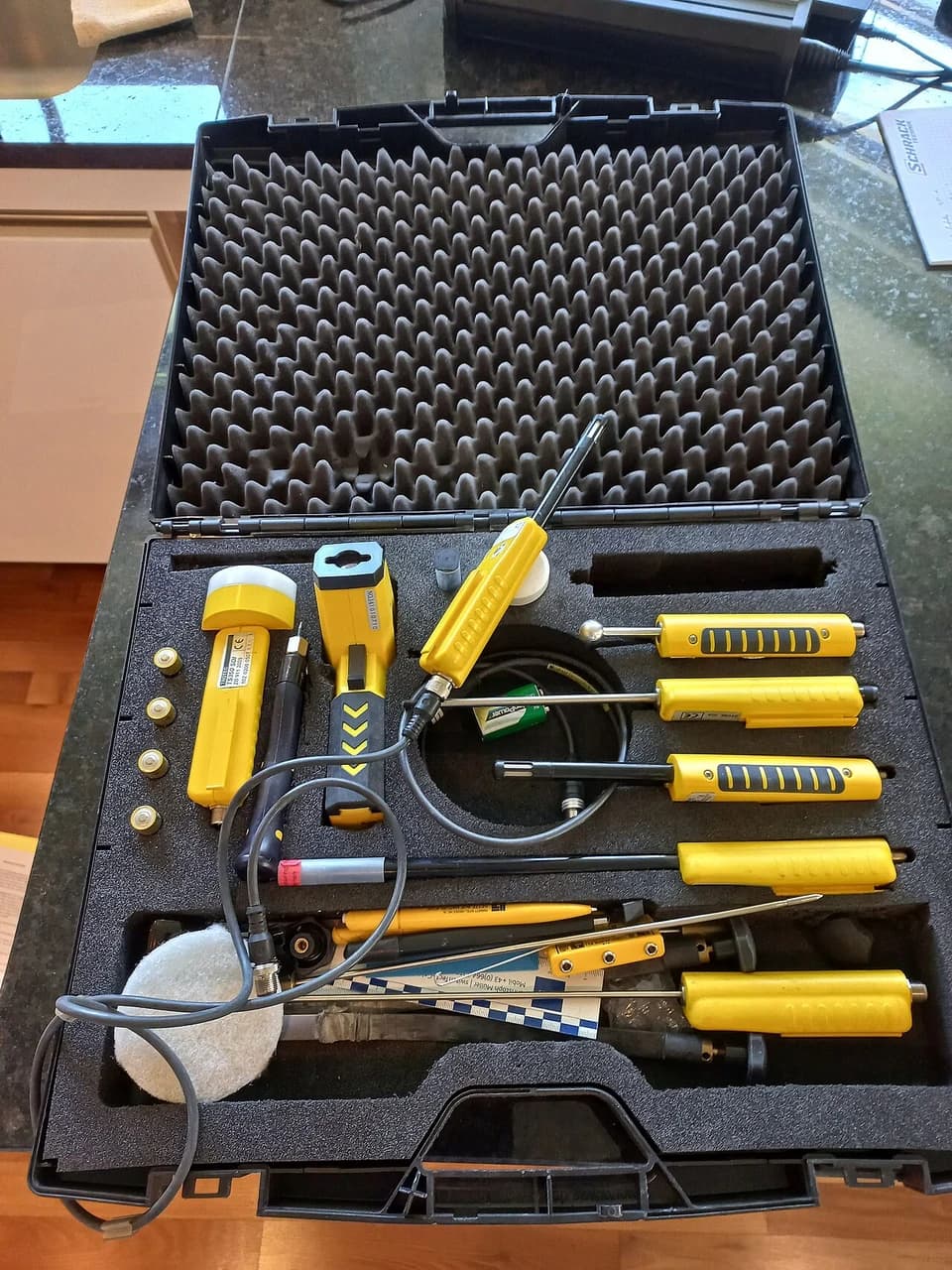 En åpen koffert inneholder fuktmåler, sonder og måleutstyr.